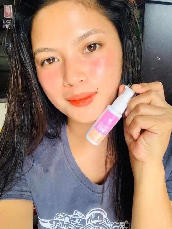 Beautetint-Cosmetics-Happy Customer showing results and beaute tint product in her hand-beautedermproducts_